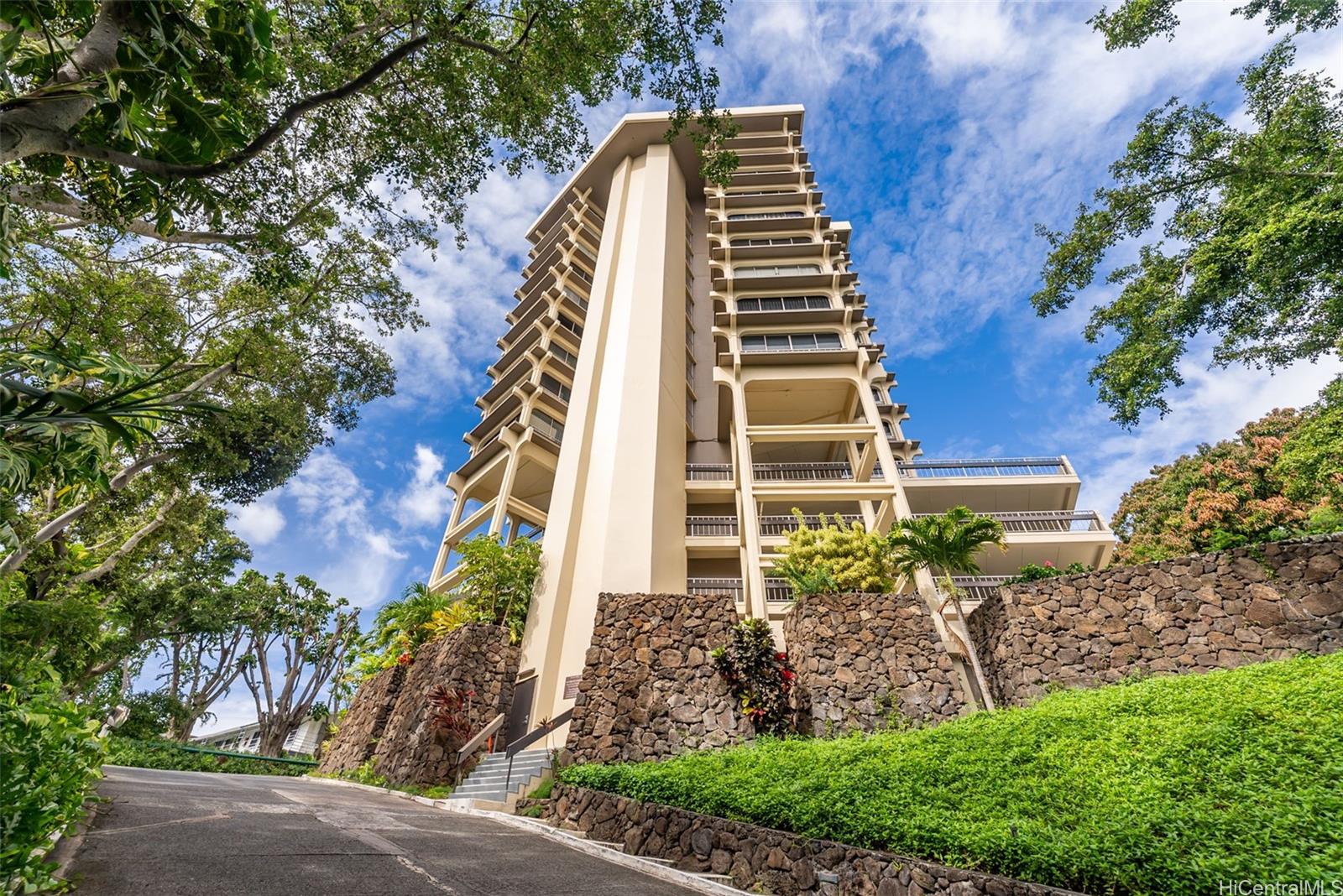 1022 Prospect Street, Unit 902B Honolulu, HI 96813 - Photo 21 of 25 a view of a yard with a house