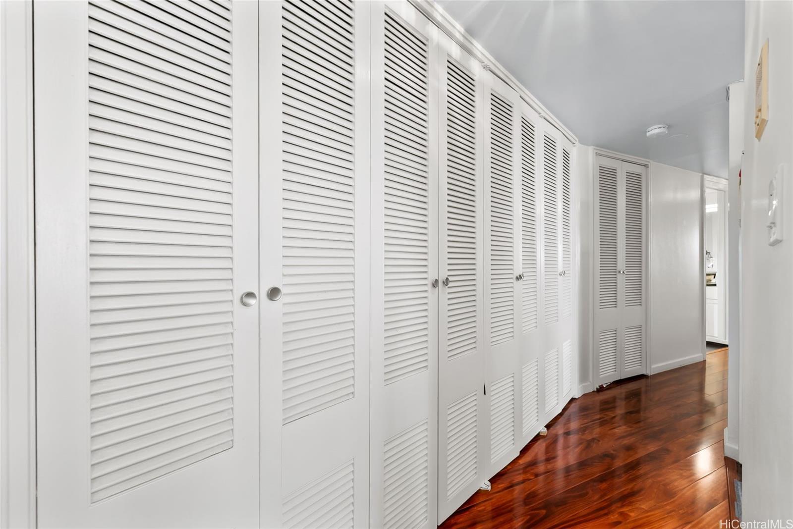 1022 Prospect Street, Unit 902B Honolulu, HI 96813 - Photo 9 of 25 a view of a hallway with a white door