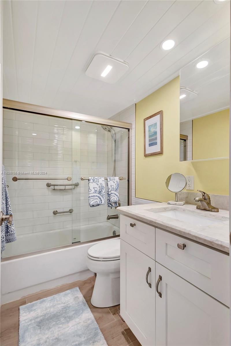 353 Highway 1, Unit D409 Jupiter, FL 33477 - Photo 17 of 41 Guest Bath