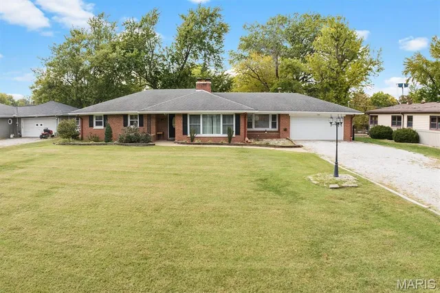 $273,000 | 18 Lake Drive, Troy, IL 62294