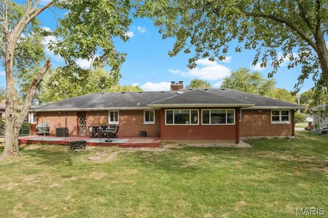 $273,000 | 18 Lake Drive, Troy, IL 62294