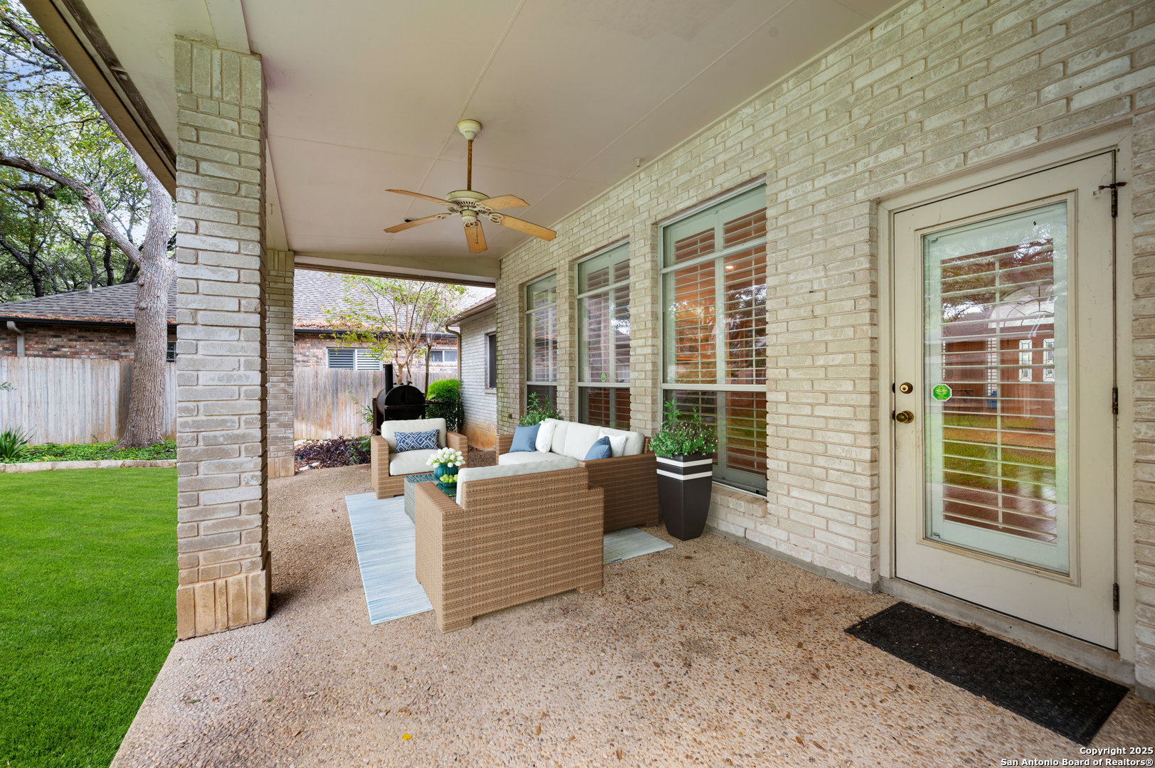 3911 Heights Way San Antonio, TX 78230 - Photo 10 of 22 a living room with patio