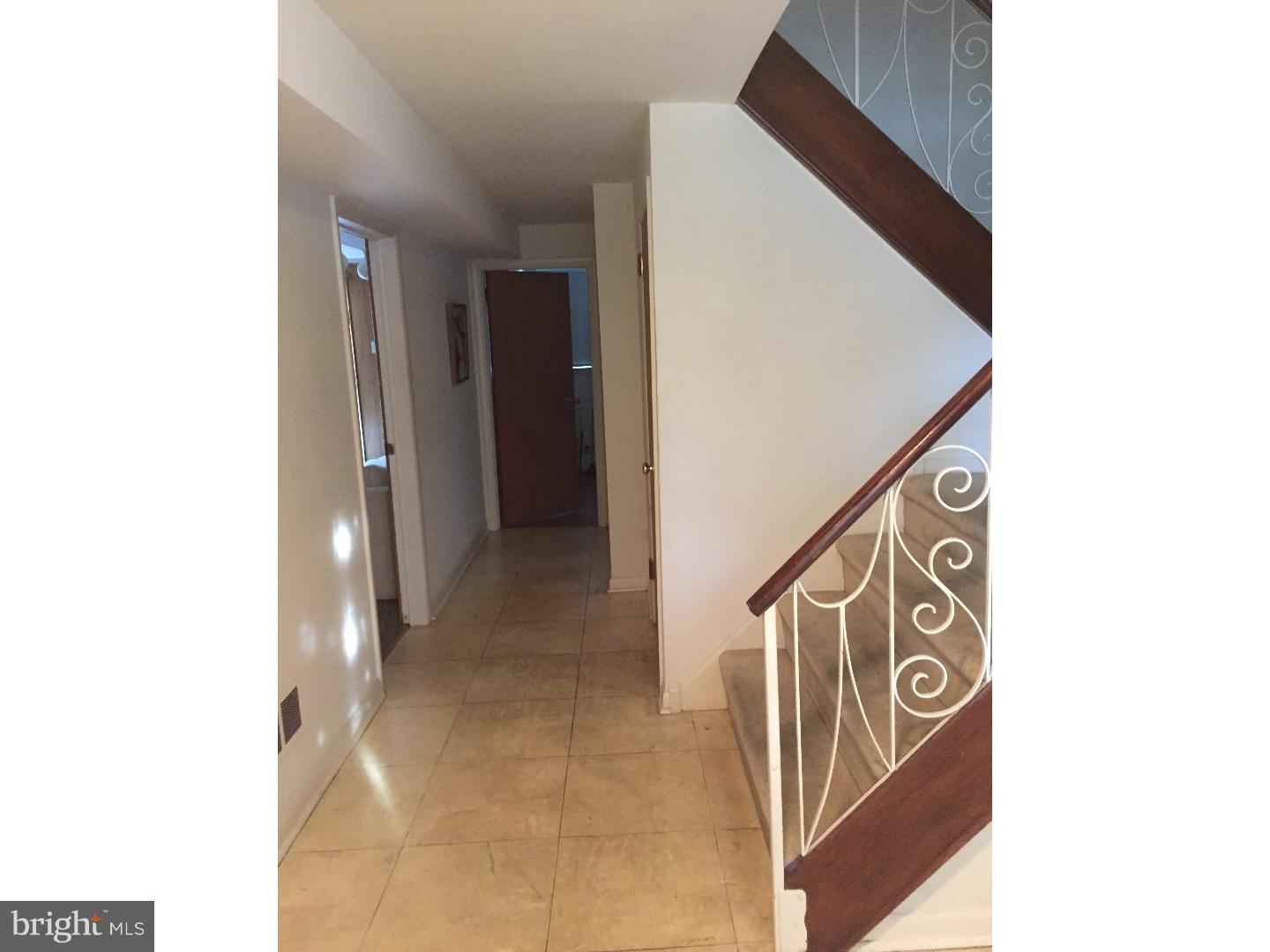 109 Kingfield Road Philadelphia, PA 19115 - Photo 2 of 23 Foyer