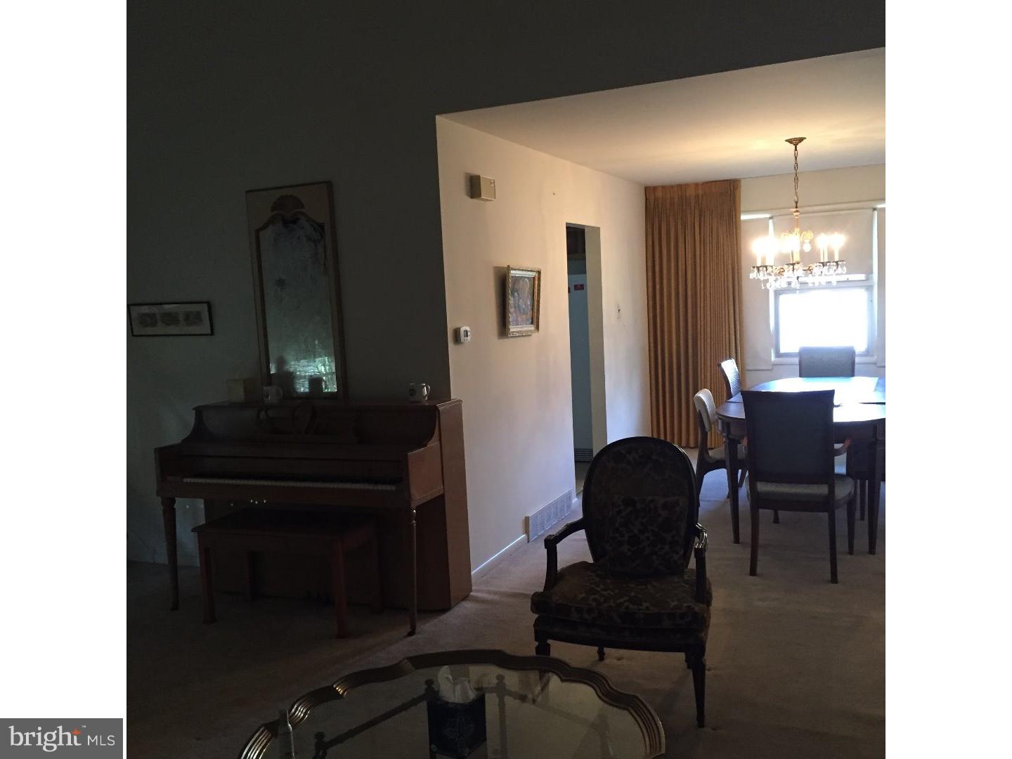 109 Kingfield Road Philadelphia, PA 19115 - Photo 12 of 23 Living Room