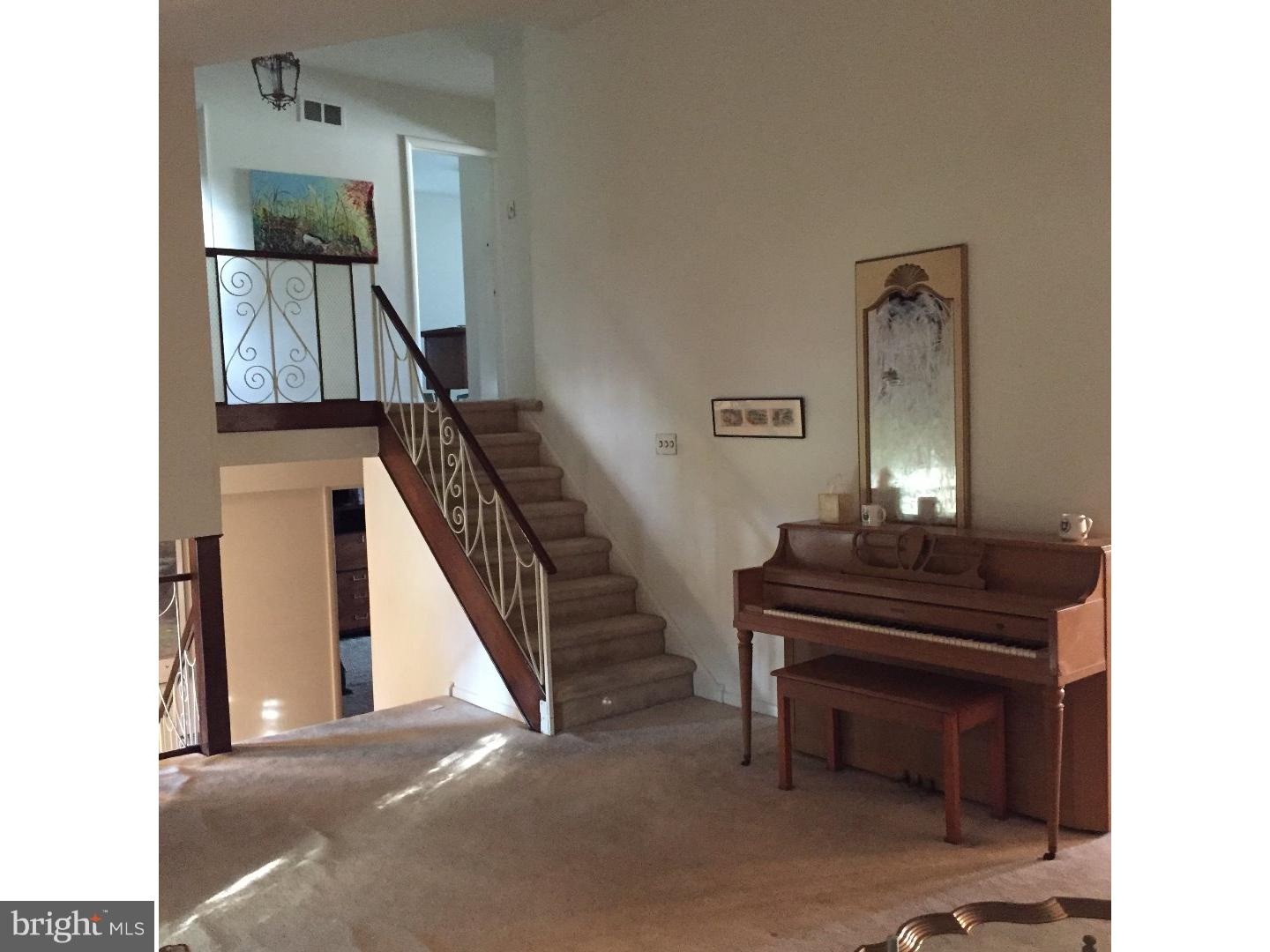 109 Kingfield Road Philadelphia, PA 19115 - Photo 5 of 23 Living Room