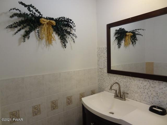 102 Lochinvar Road Greeley, PA 18425 - Photo 28 of 30 Bathroom