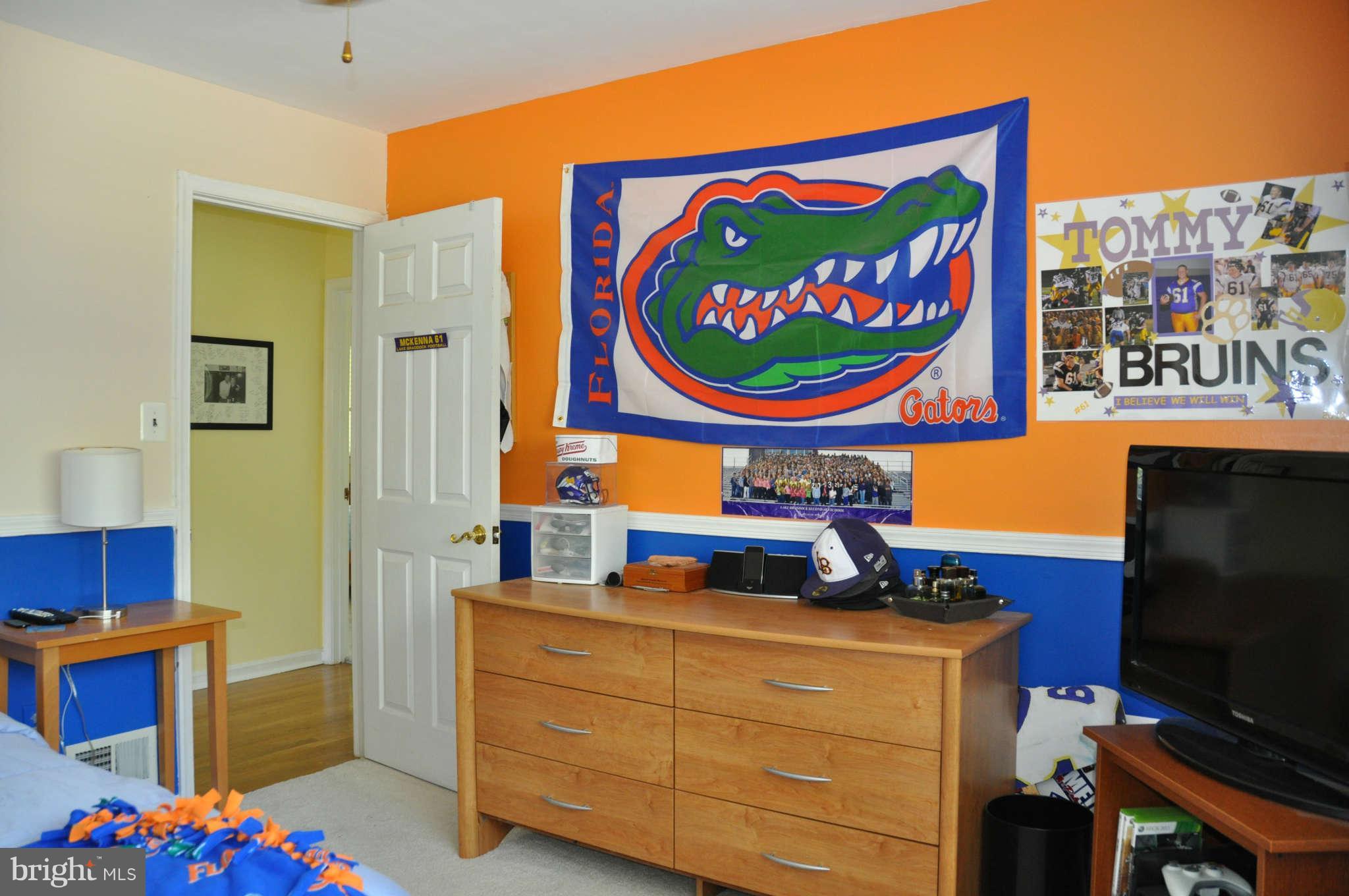 5507 Yorkshire Street Springfield, VA 22151 - Photo 21 of 26 a room with furniture and flat screen tv