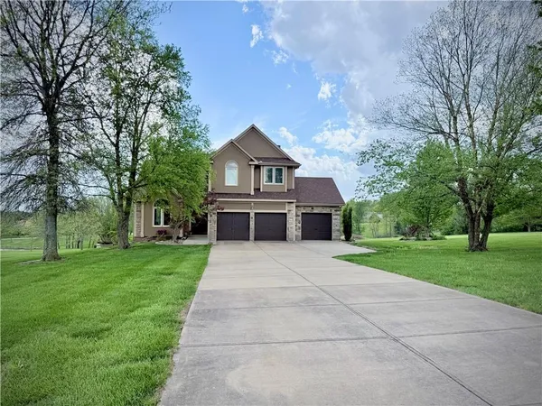 $635,000 | 30125 West 93rd Court, De Soto, KS 66018