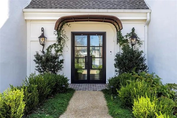 a view of entryway with garden