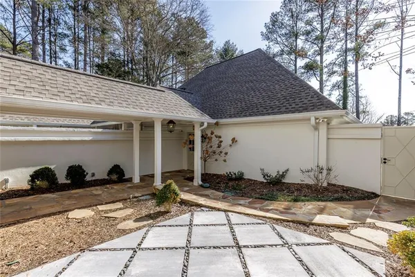 a view of a house with backyard