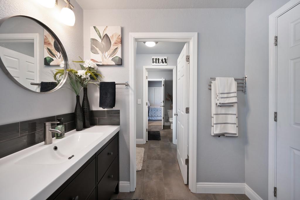 2378 Cascade Trail Cool, CA 95614 - Photo 28 of 58 Jack & Jill bathroom shared by guest bedrooms.