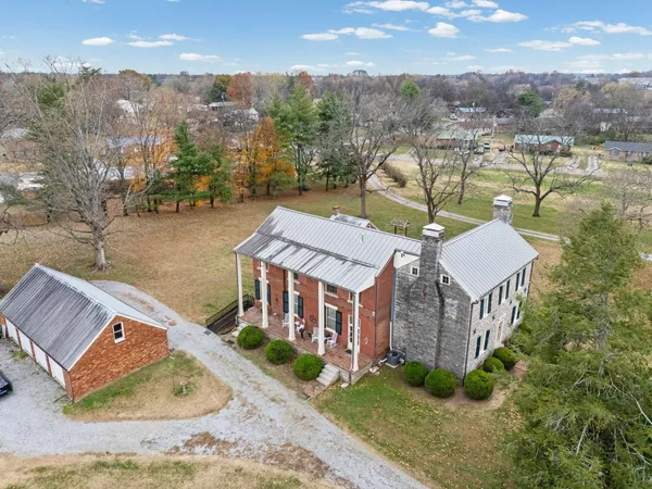 a view of a house with backyard and garden