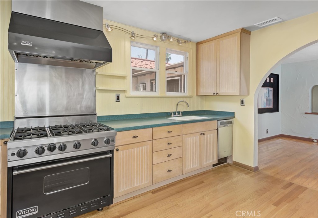 5680 Osburn Place Riverside, CA 92506 - Photo 13 of 30 Viking 6-burner stove