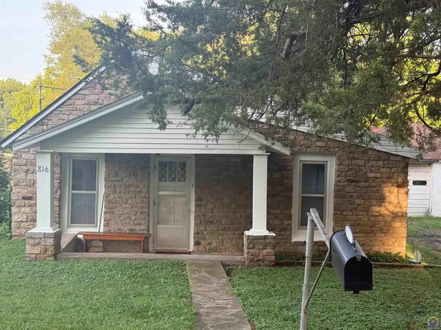 $74,900 | 816 Southeast Wear Avenue, Topeka, KS 66607