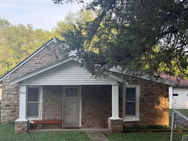$74,900 | 816 Southeast Wear Avenue, Topeka, KS 66607