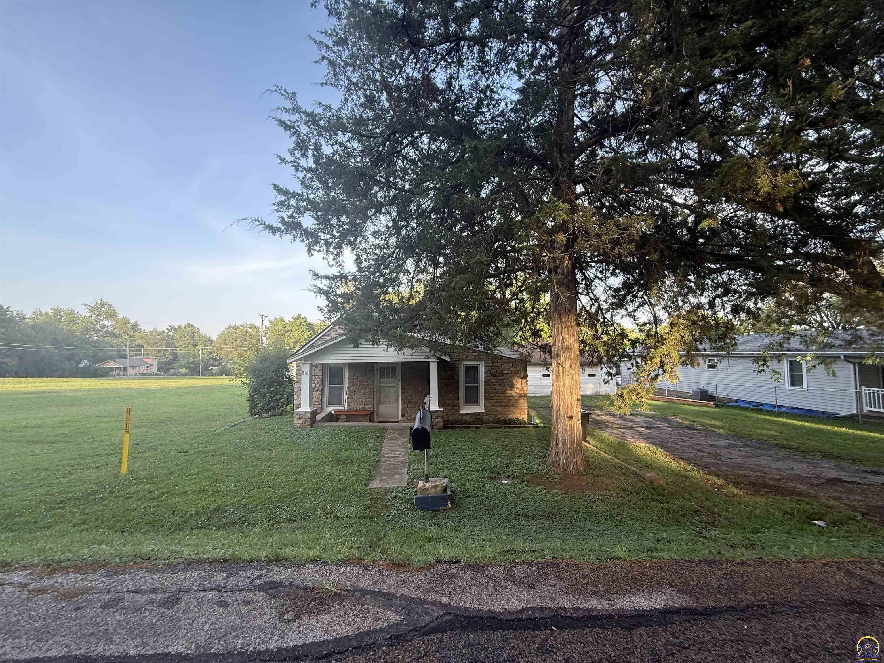 816 Southeast Wear Avenue Topeka, KS 66607 - Photo 4 of 4