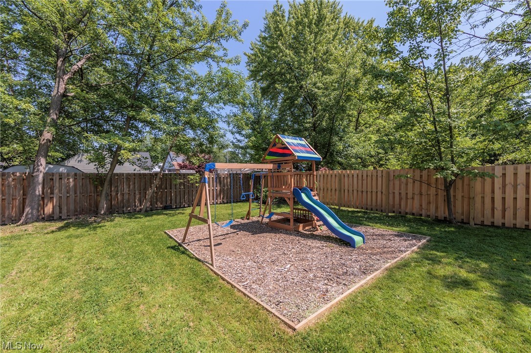 1289 Lander Road Cleveland, OH 44124 - Photo 6 of 35