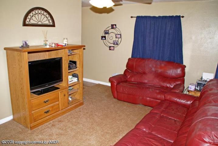 4638 Crockett Street Amarillo, TX 79110 - Photo 2 of 7 Living Room