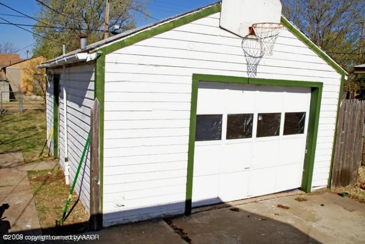 4638 Crockett Street Amarillo, TX 79110 - Photo 6 of 7 Garage