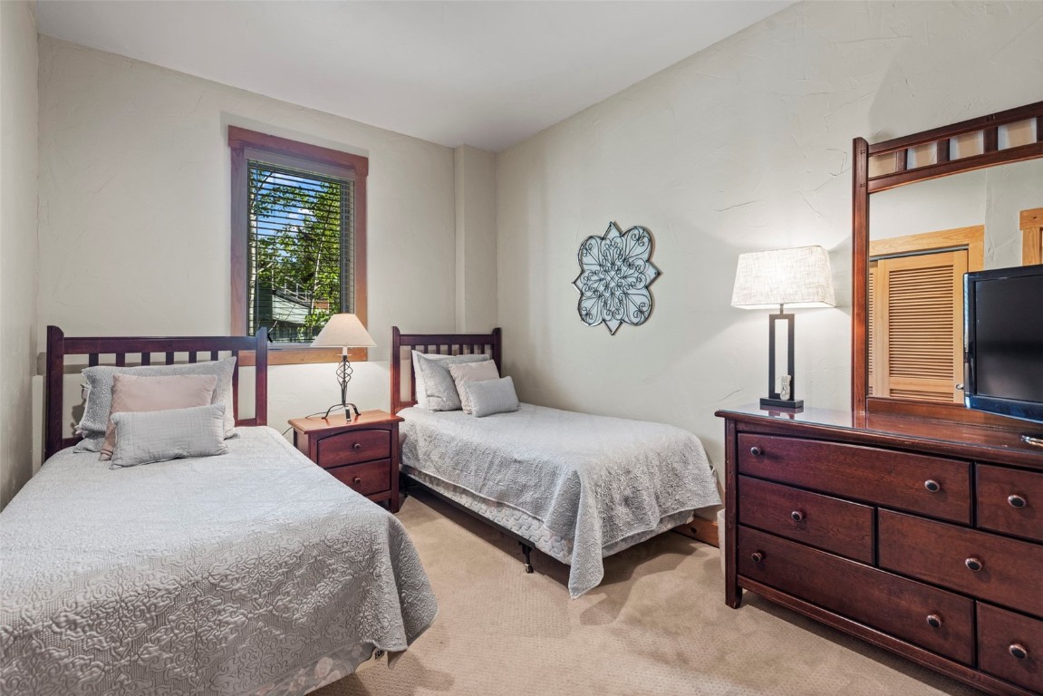 12 Big Boulder Court, Unit 13 Keystone, CO 80435 - Photo 28 of 35 a bedroom with two beds and a window