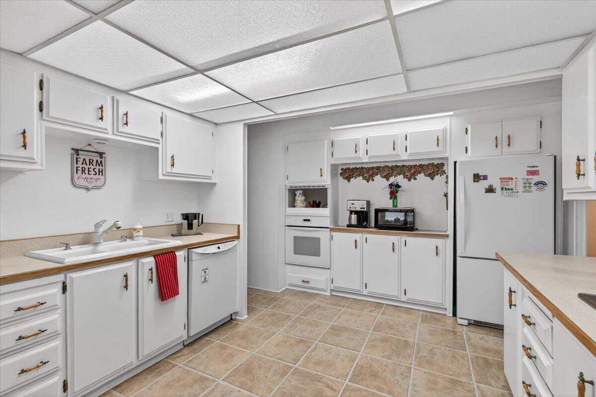 2252 Table Rock Road, Unit SPC 206 Medford, OR 97501 - Photo 1 of 33