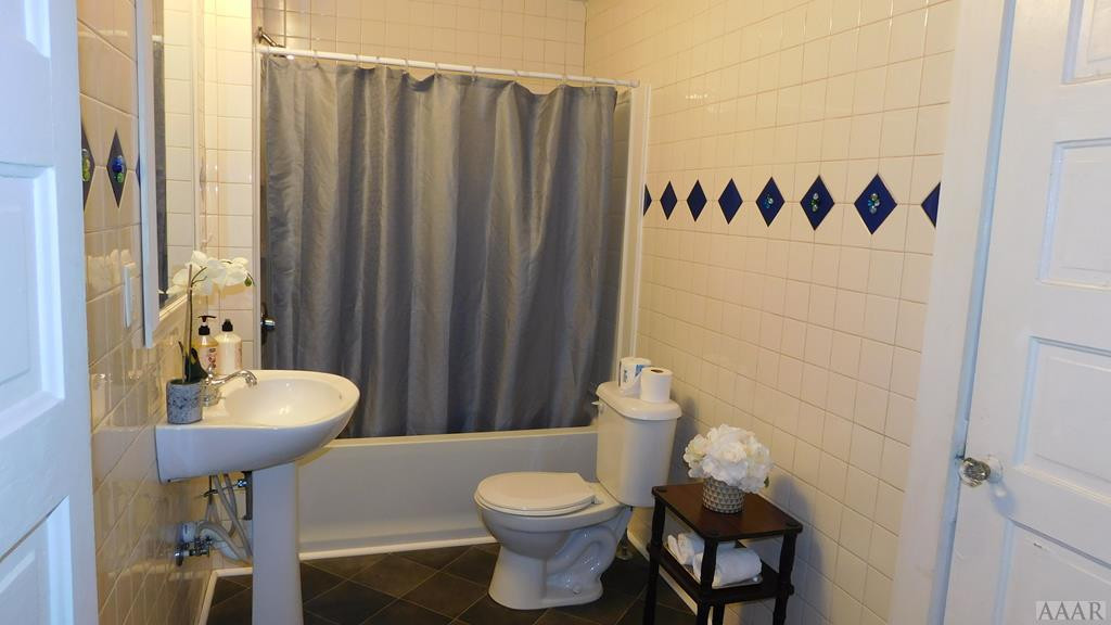 806 Raleigh Street Elizabeth City, NC 27909 - Photo 13 of 23 Guest bathroom