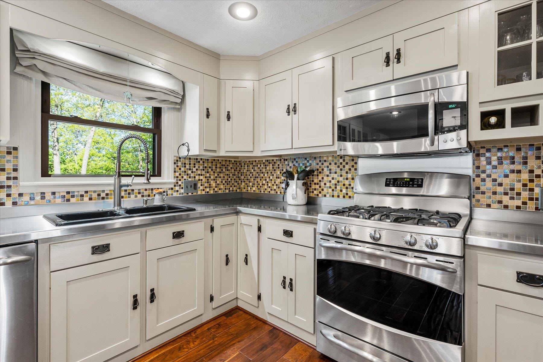 452 Pickering Street Manchester, NH 03104 - Photo 8 of 32 Gallery Image 8