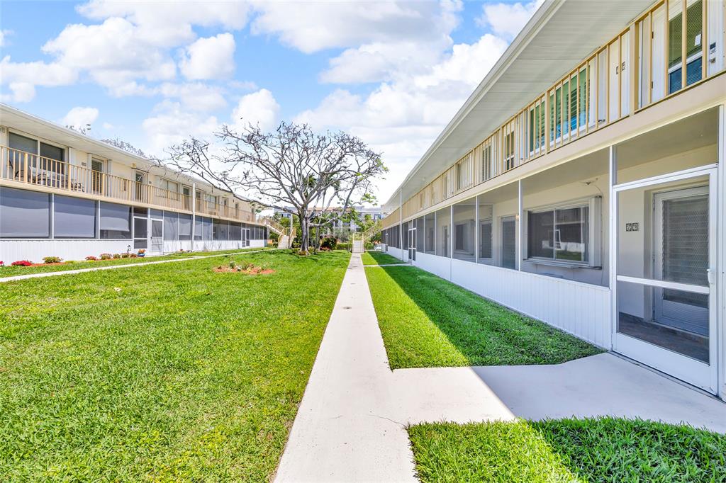 11 Southwest 4th Avenue, Unit 29 Boca Raton, FL 33432 - Photo 35 of 45 a view of a building with a yard