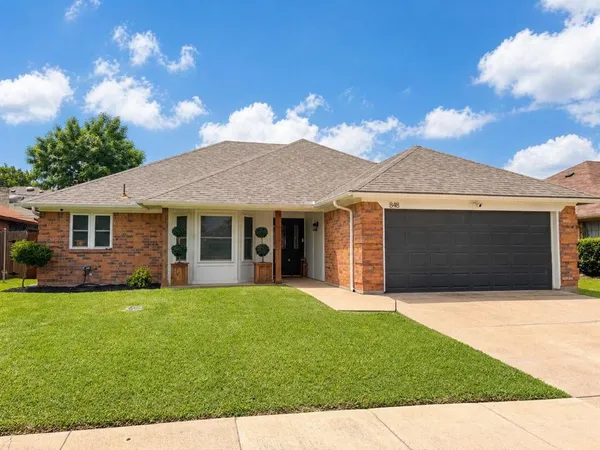 $2,200 | 848 West Lynn Creek Drive, Arlington, TX 76001