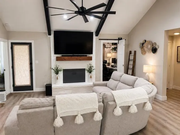 $2,200 | 848 West Lynn Creek Drive, Arlington, TX 76001