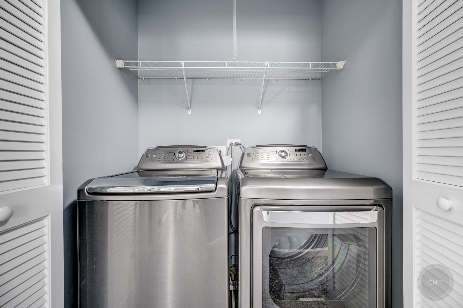 331 North Commerce Street Aurora, IL 60504 - Photo 26 of 41 a utility room with dryer and washer