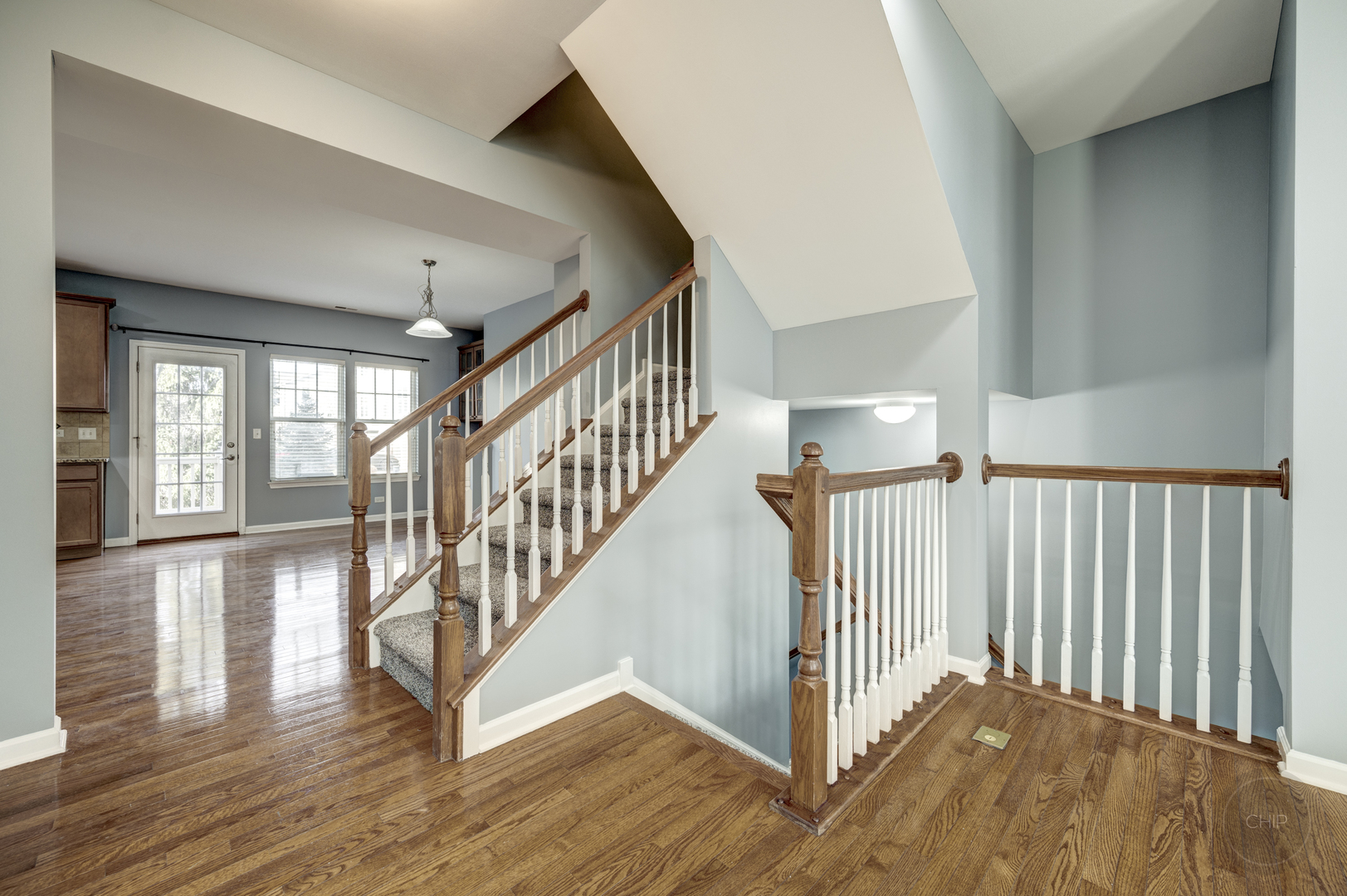 331 North Commerce Street Aurora, IL 60504 - Photo 6 of 41 a view of a hallway with wooden floor and windows