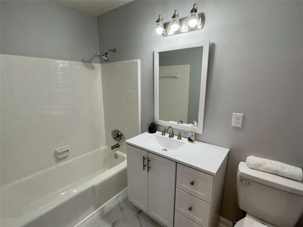 6 Westlyn Drive Rome, GA 30165 - Photo 11 of 25 a bathroom with a tub a sink and a mirror