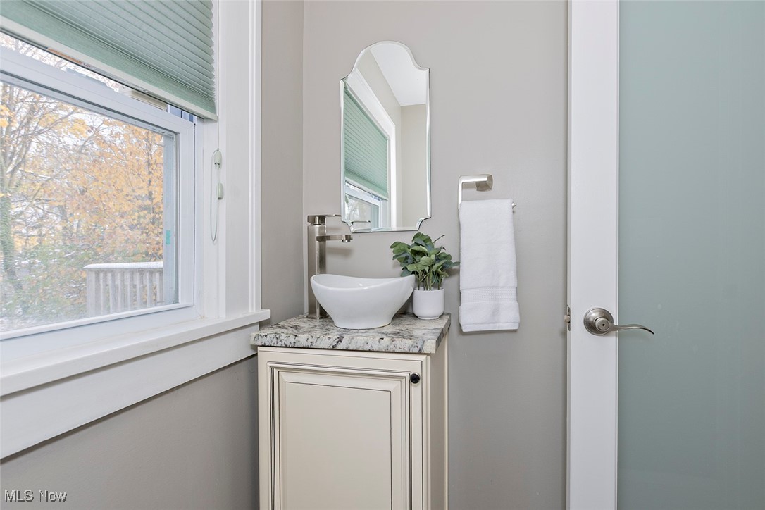 2875 Coleridge Road Cleveland, OH 44118 - Photo 13 of 37 Bathroom featuring vanity