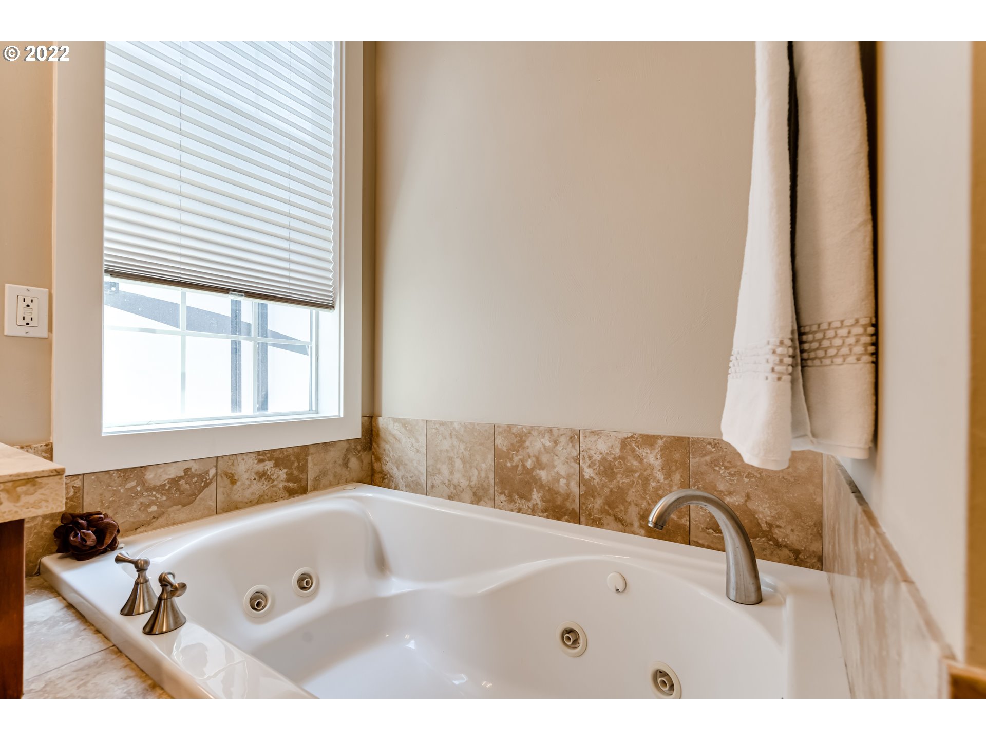 4750 Rocky Road Springfield, OR 97478 - Photo 19 of 32 a bathroom with a tub a sink and a window