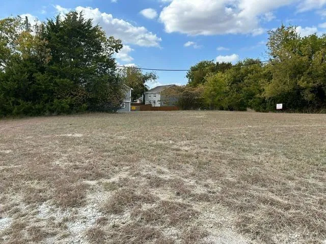 a view of empty room with green space