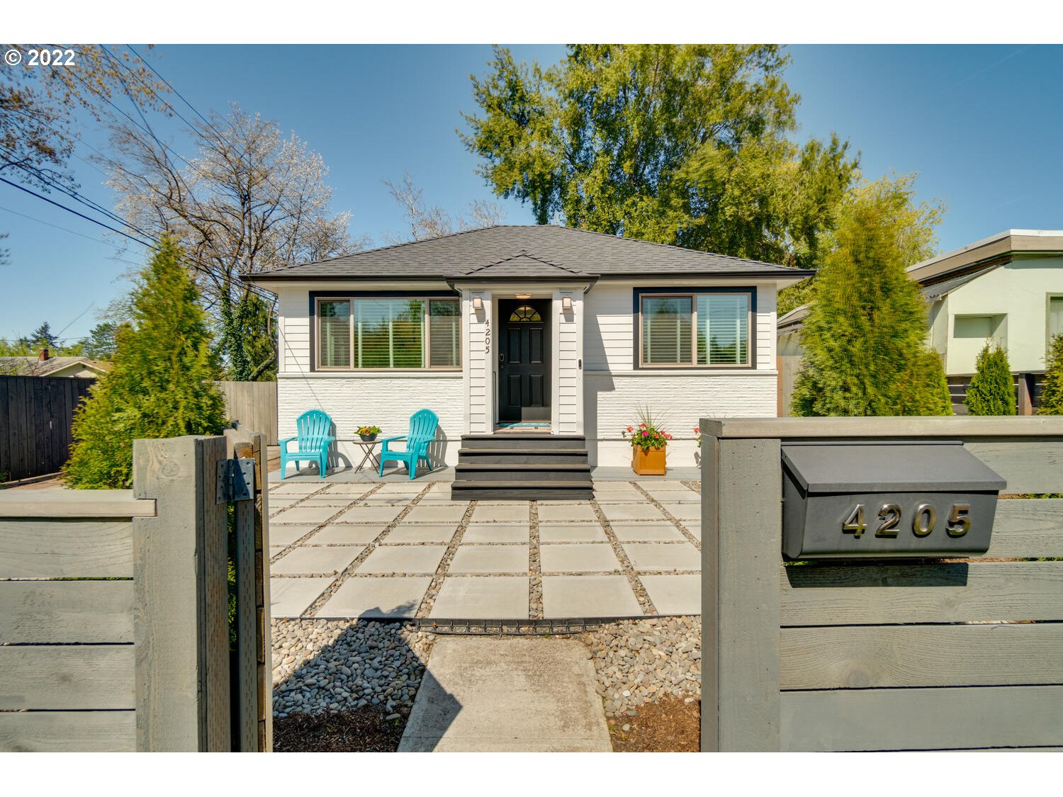 a view of a house with backyard