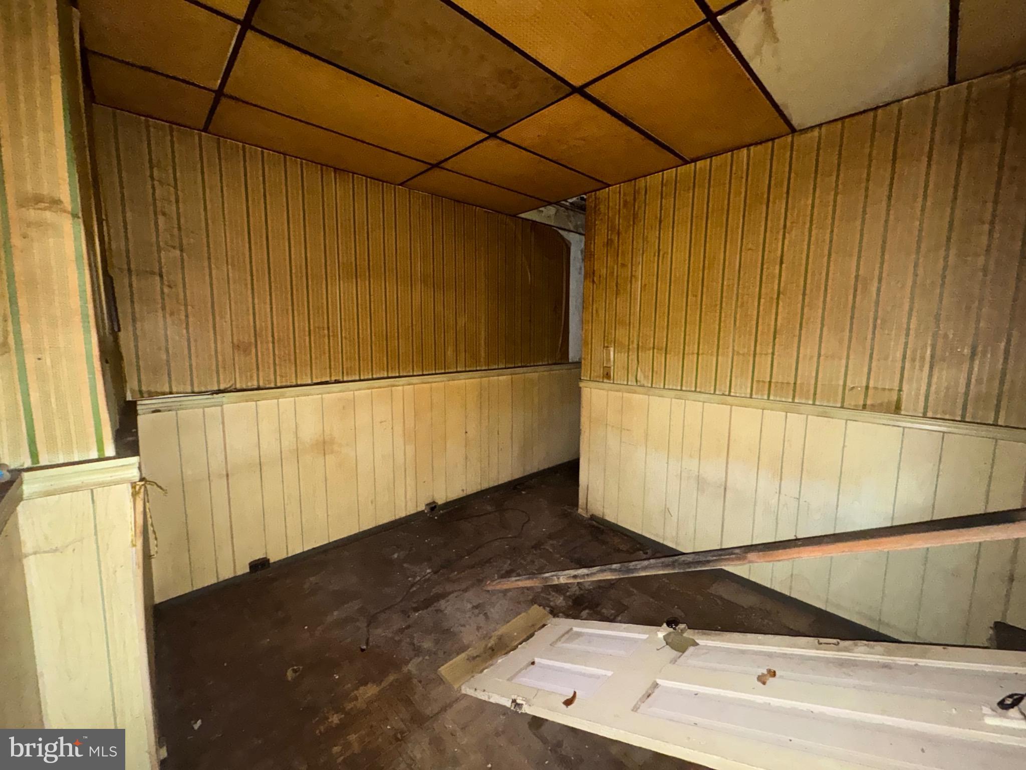 105 North Fulton Avenue Baltimore, MD 21223 - Photo 8 of 38 a view of a garage