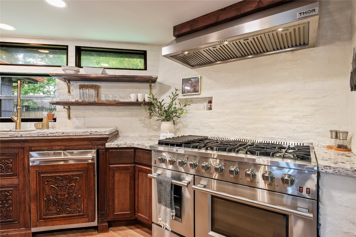 1908 Deats Road Dickinson, TX 77539 - Photo 12 of 41 Designer gas stove and oven with 6 burners, multiple heating zones and overhead stainless steel vent.