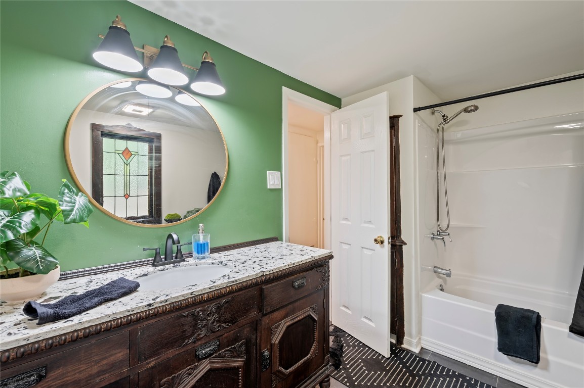 1908 Deats Road Dickinson, TX 77539 - Photo 22 of 41 Beautiful 2nd bath with large vanity, granite counter tops, and shower/tub combo.