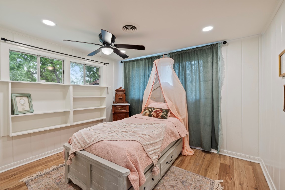 1908 Deats Road Dickinson, TX 77539 - Photo 23 of 41 3rd bedroom is also spacious with built ins, back yard views and ample closet space.