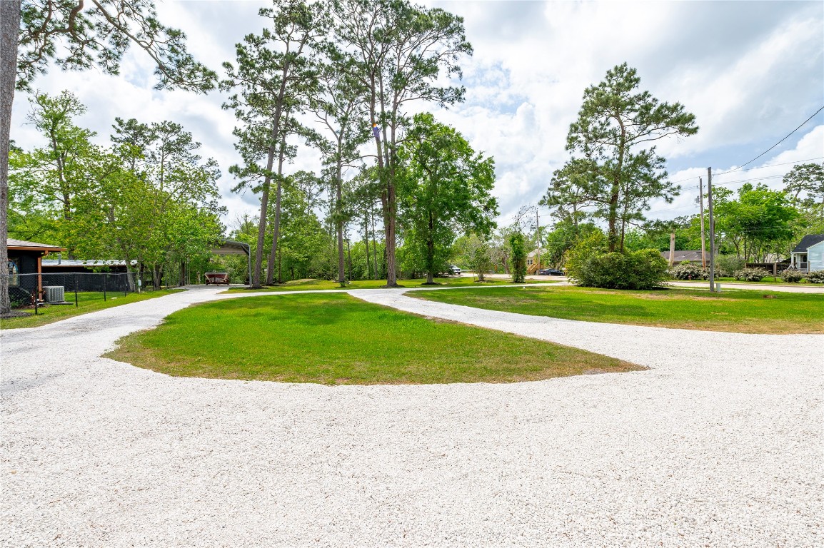 1908 Deats Road Dickinson, TX 77539 - Photo 6 of 41 View of the large half circle driveways on the property.