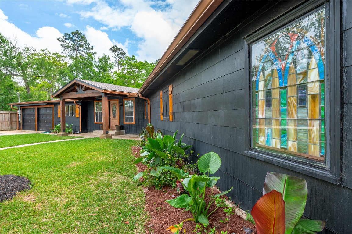 1908 Deats Road Dickinson, TX 77539 - Photo 7 of 41 Beautiful landscaping beads line the front of the home.