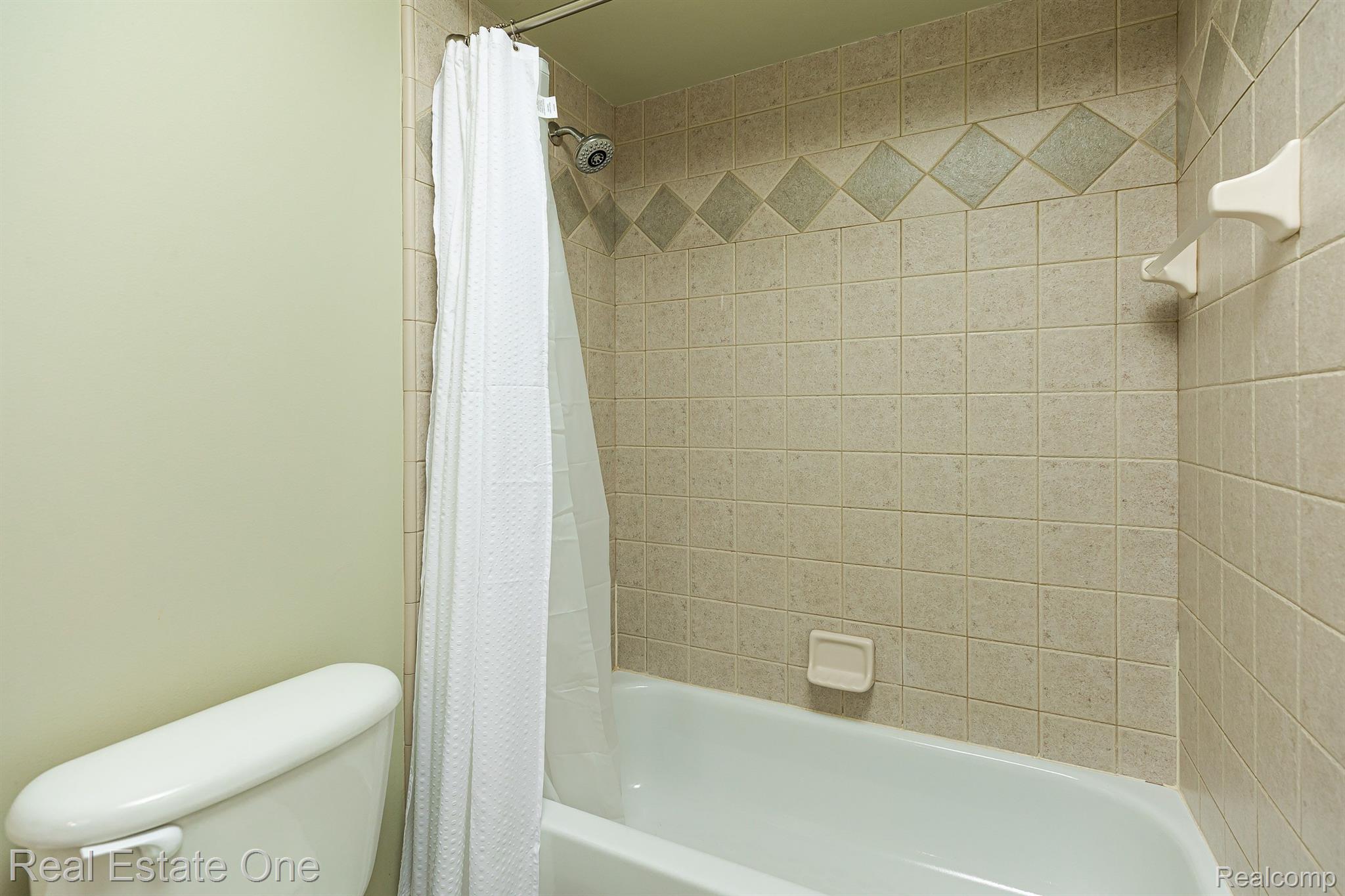 1188 Terra Lane Rochester, MI 48306 - Photo 19 of 31 Tiled tub/show