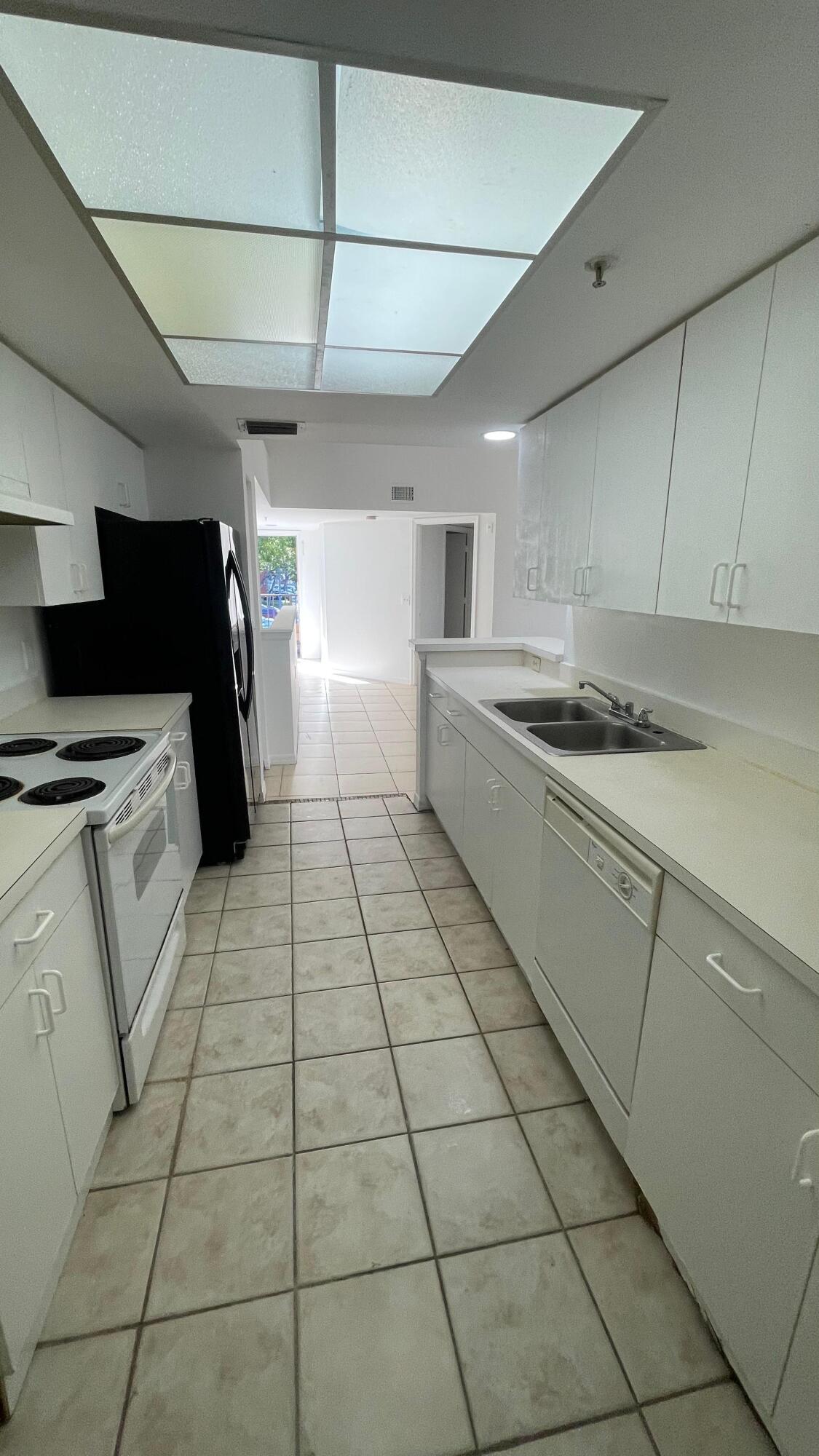 4199 Haverhill Road, Unit 103 West Palm Beach, FL 33417 - Photo 2 of 10 05ec8666-3571-49b7-9555-bcdfc722ca49