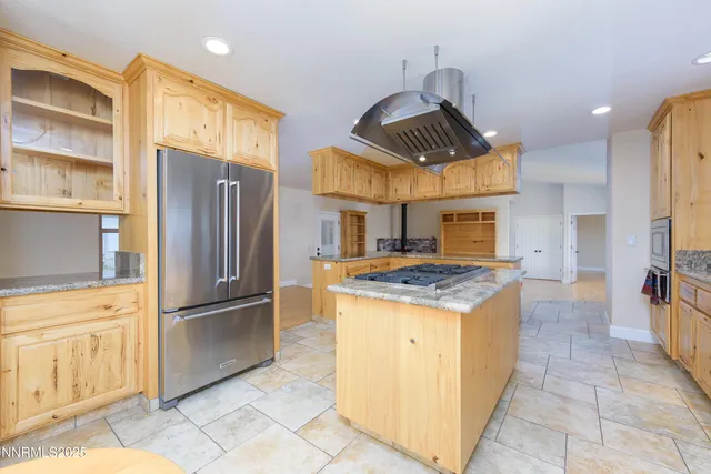 a view of empty room with a ceiling fan
