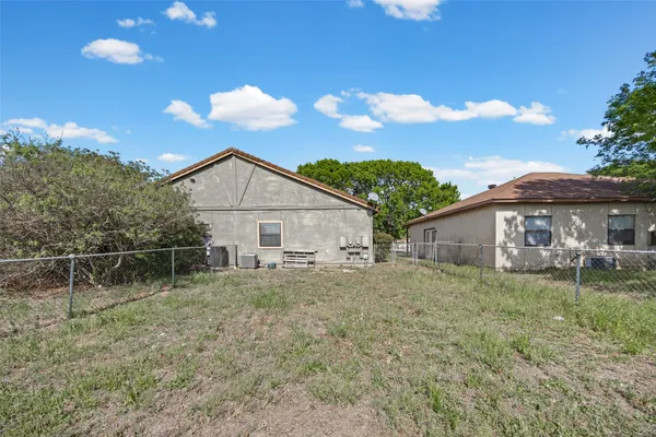 $279,999 | 911 Crockett Street, Lockhart, TX 78644