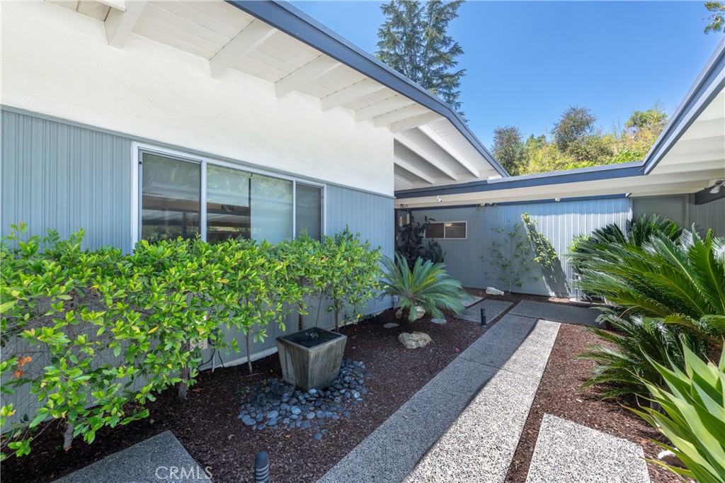 15626 Royal Ridge Road Sherman Oaks, CA 91403 - Photo 3 of 33