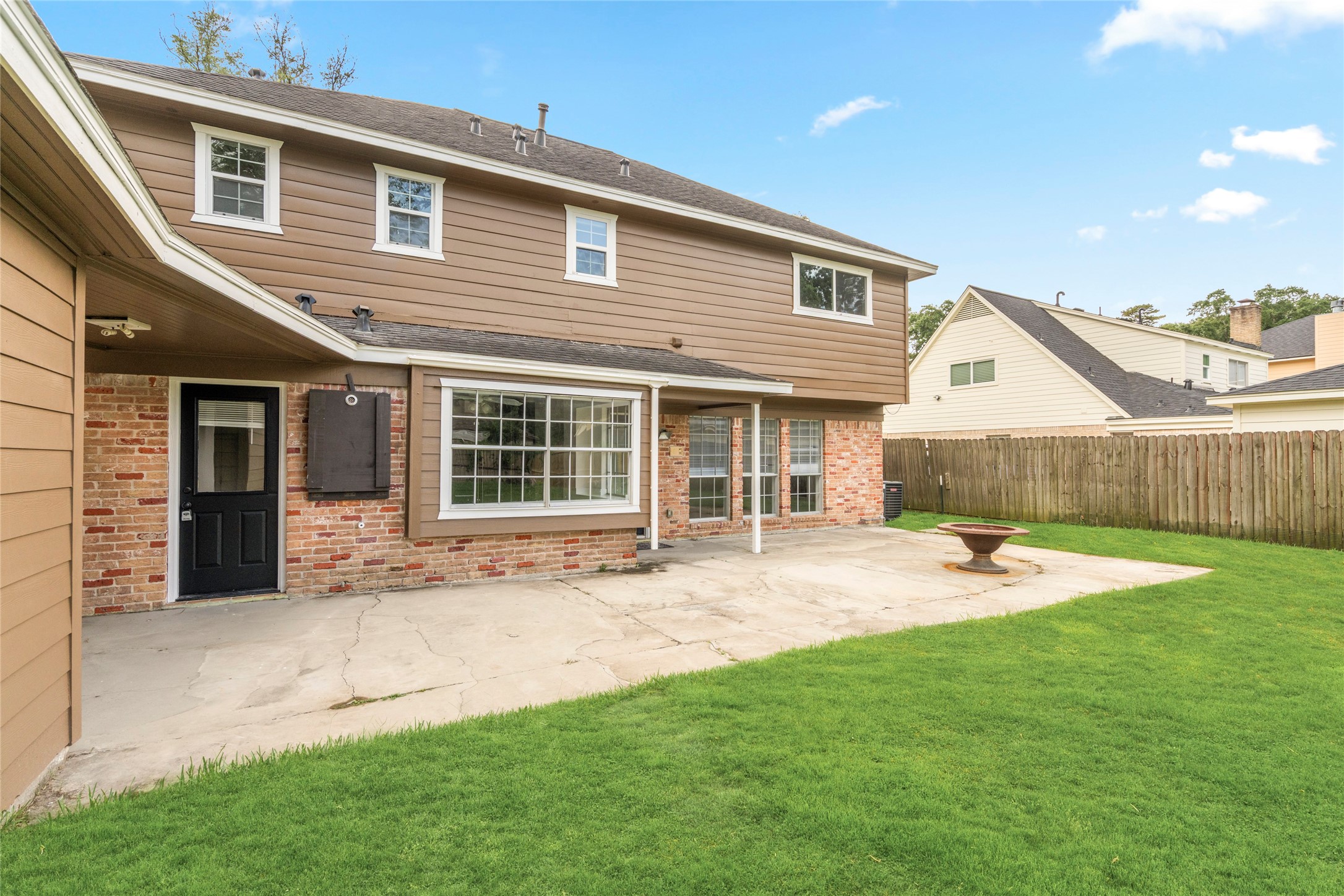 560 Landfall Lane Conroe, TX 77302 - Photo 39 of 41 Huge patio with access to the family room and laundry room.