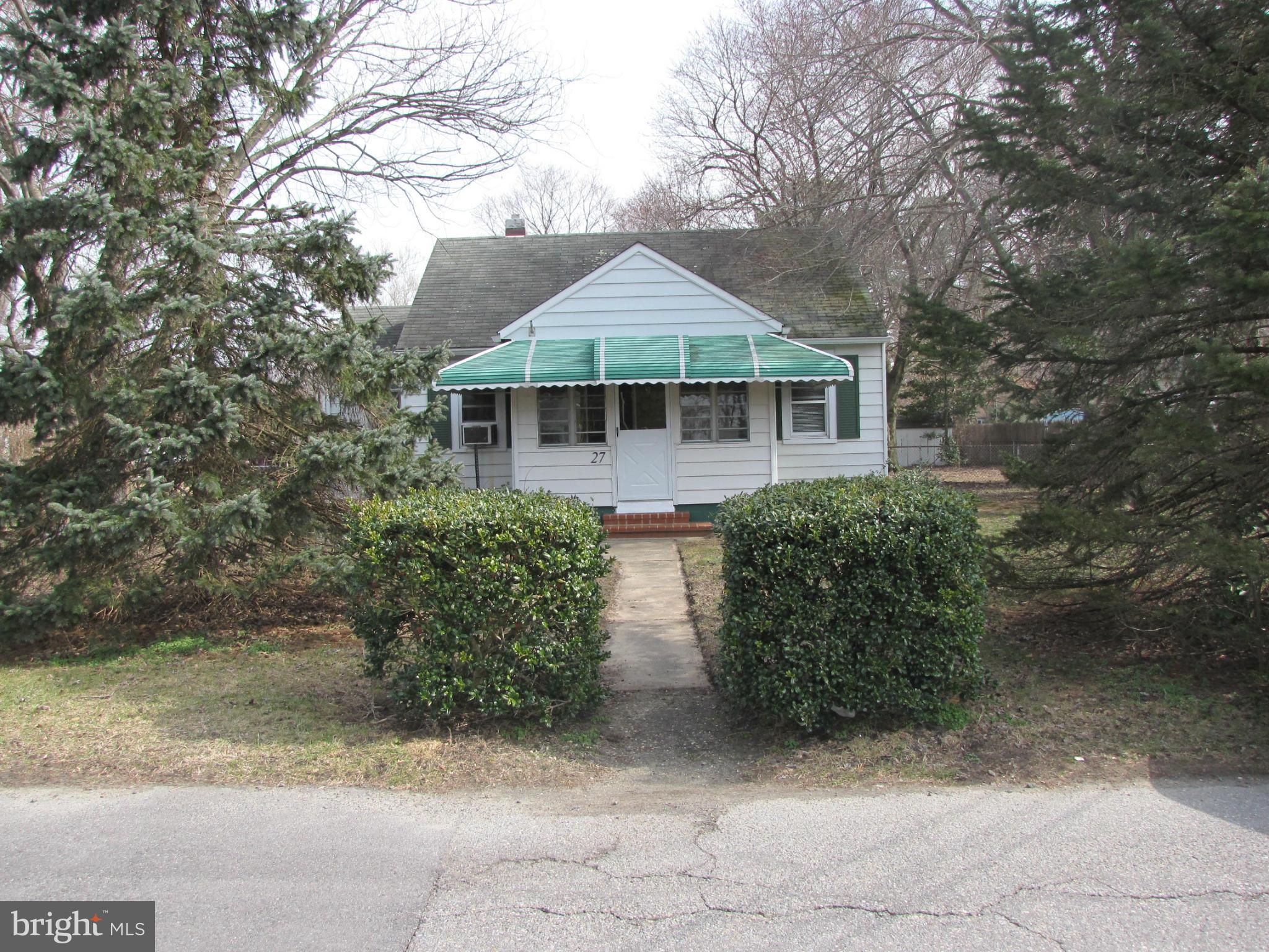 27 Brookfield Road Pasadena, MD 21122 - Photo 2 of 20 a front view of a house with a garden